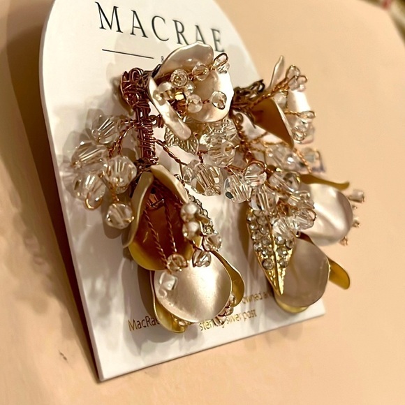 Brand New MacRae & Co. Dripping Floral Cluster Post Earrings Pale Gold Sparkly - Picture 5 of 14